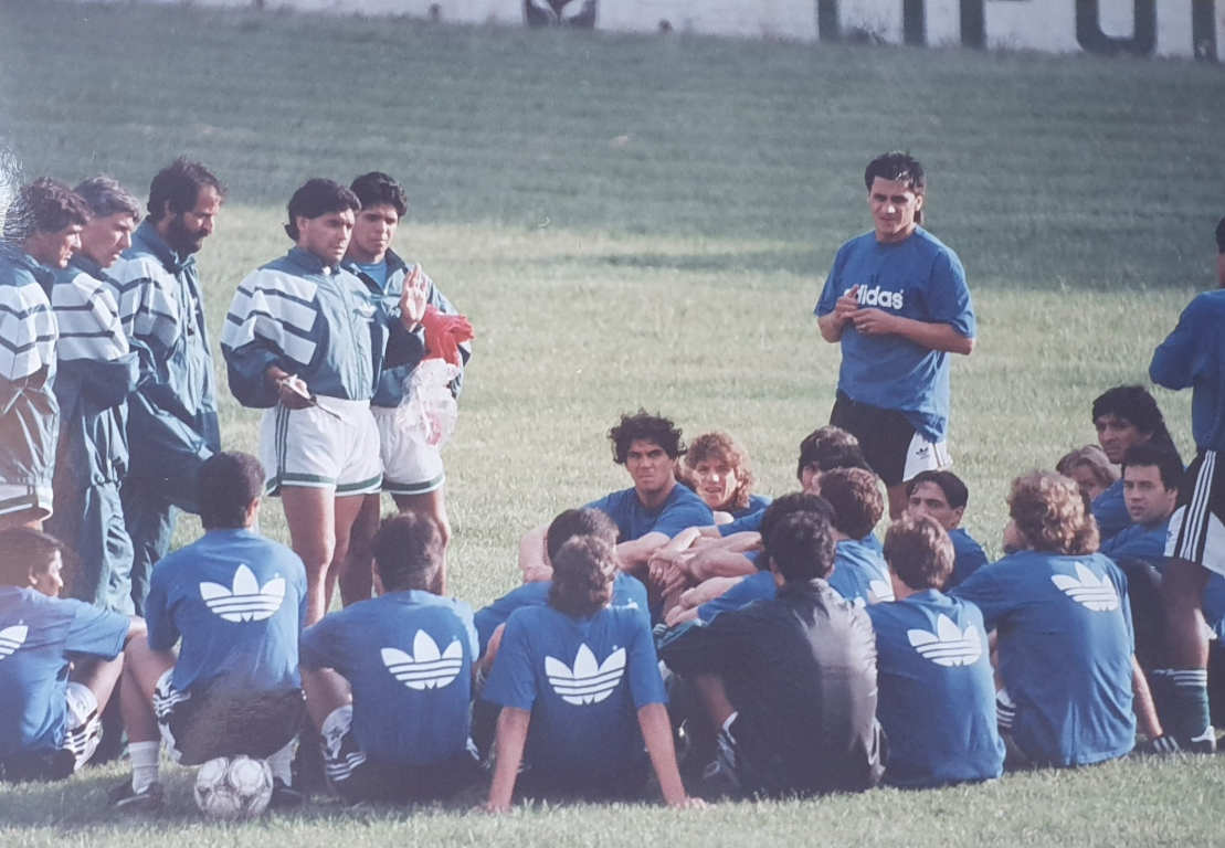 FÚTBOL – Cuando D10S se calzó el buzo de DT