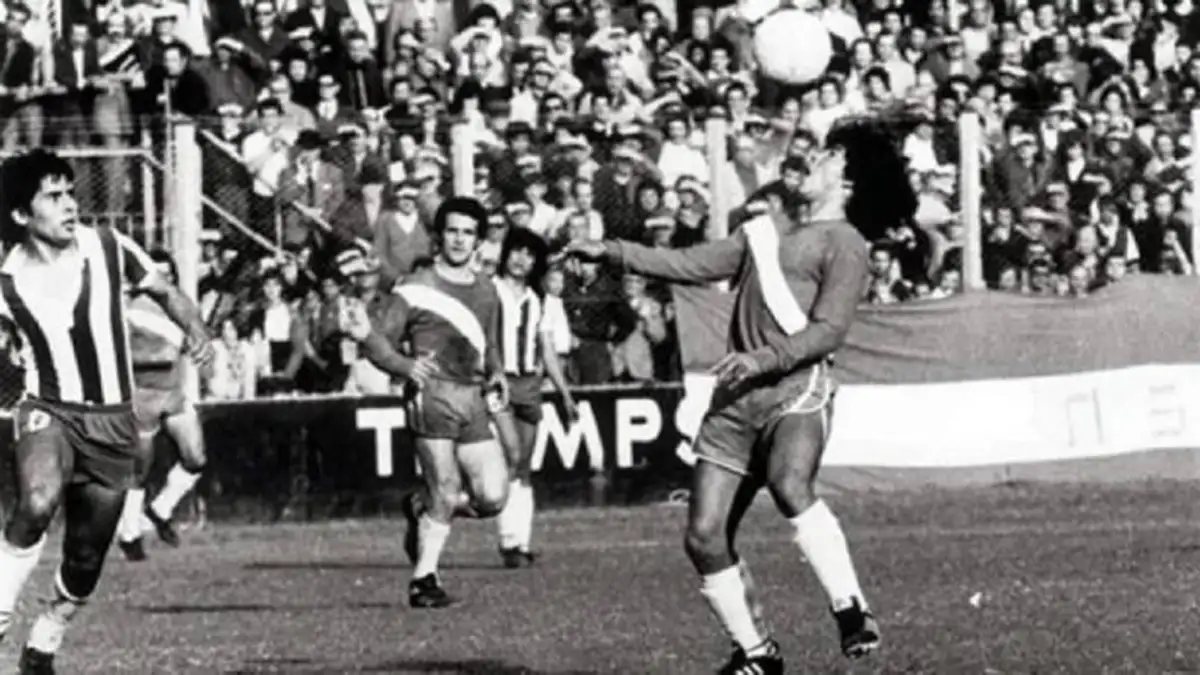 FÚTBOL – El día que D10S se hizo jugador de Argentinos para debutar en Primera