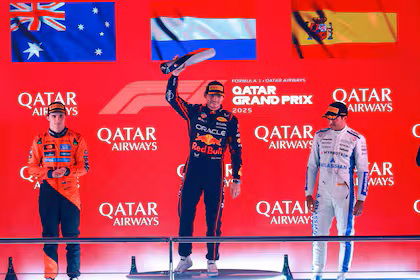 FÓRMULA 1 – Verstappen aprovecha el error de McLaren y sueña con el quíntuple