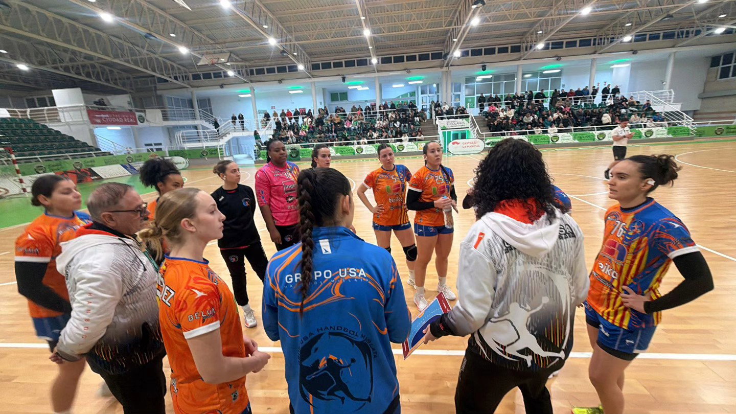 HANDBALL FEMENINO - Con carácter y dos goles de Joana Bolling, Mislata peleó hasta el final en Bolaños
