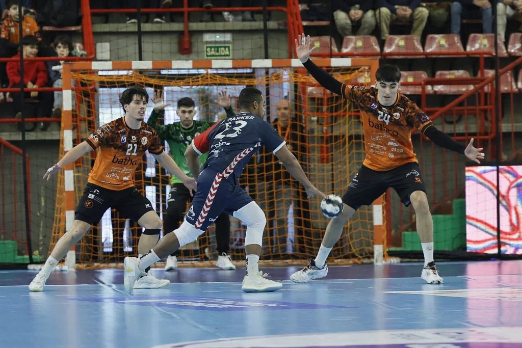 LIGA ASOBAL – El aporte goleador de Parker no alcanzó para evitar la derrota: Alicante perdió por la mínima en Cantabria