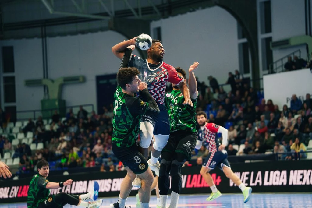 LIGA ASOBAL - James Parker, protagonista del vibrante empate del Horneo Alicante ante Cuenca