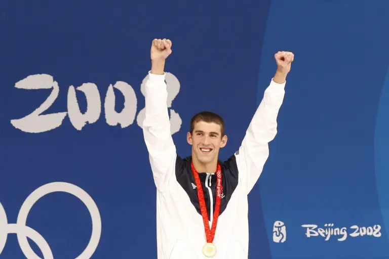 NATACIÓN - Michael Phelps y la octava medalla que cambió la historia