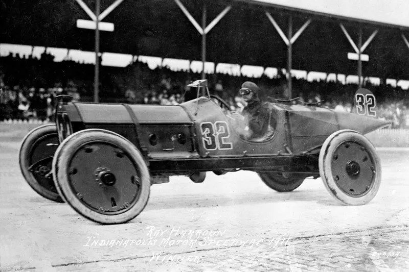 AUTOMOVILISMO – La primera edición de las 500 millas de Indianápolis