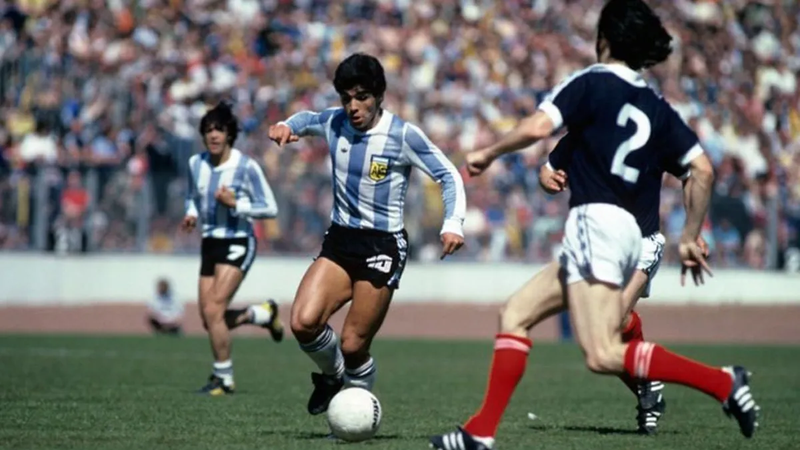 SELECCIÓN ARGENTINA – El primer gol de D10S