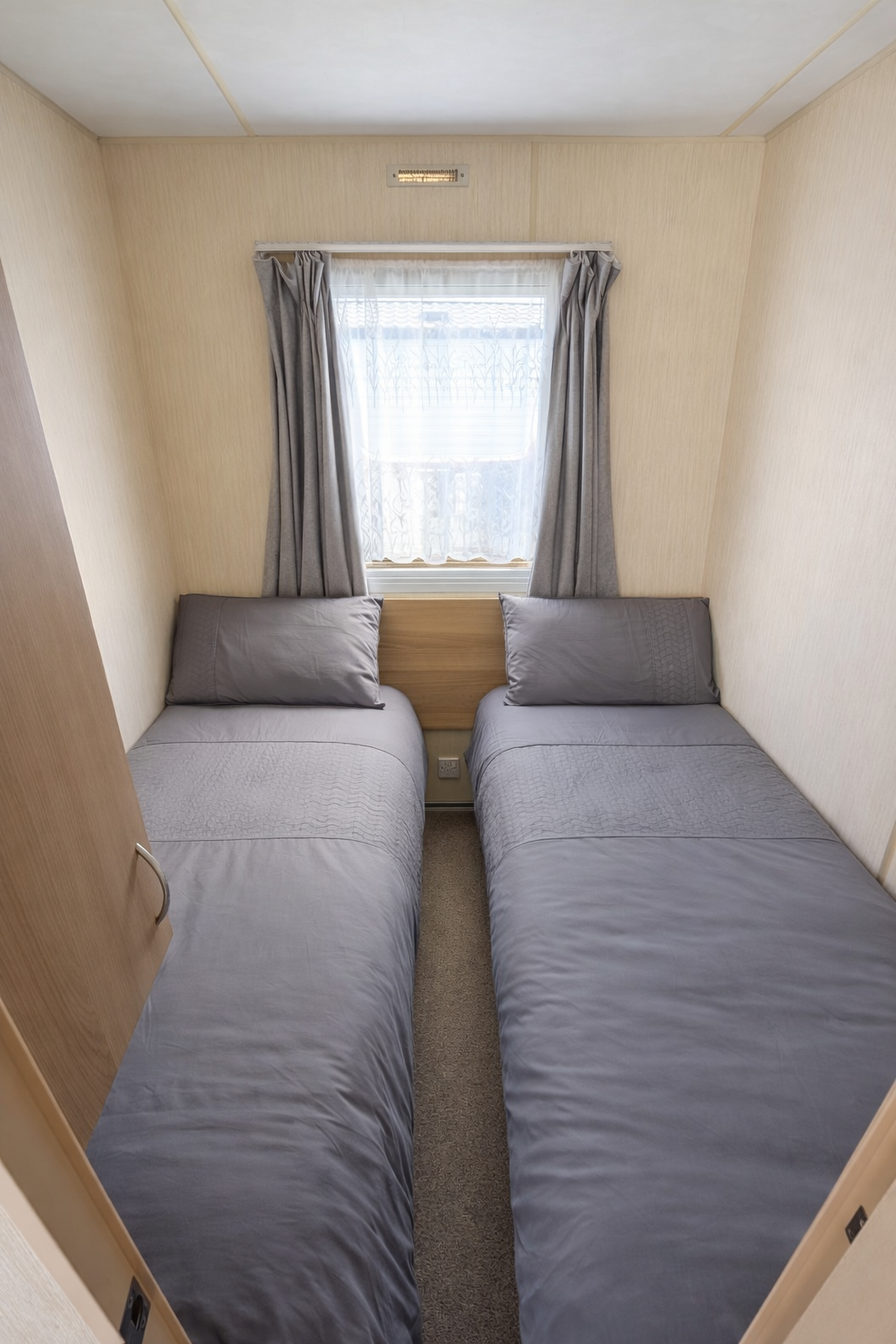 Calivans 5 twin room 1