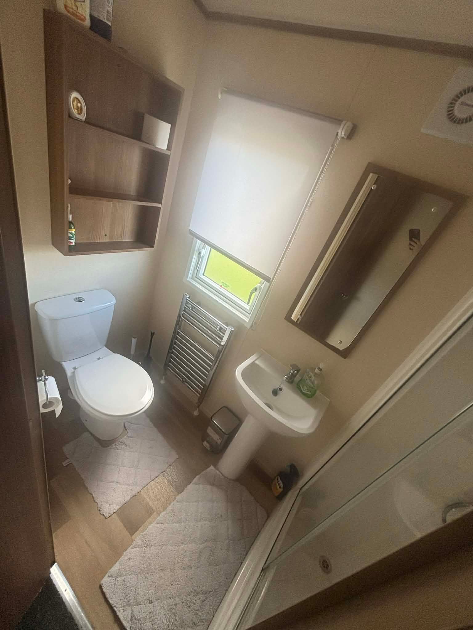 Kingfisher 1023 toilet and shower room