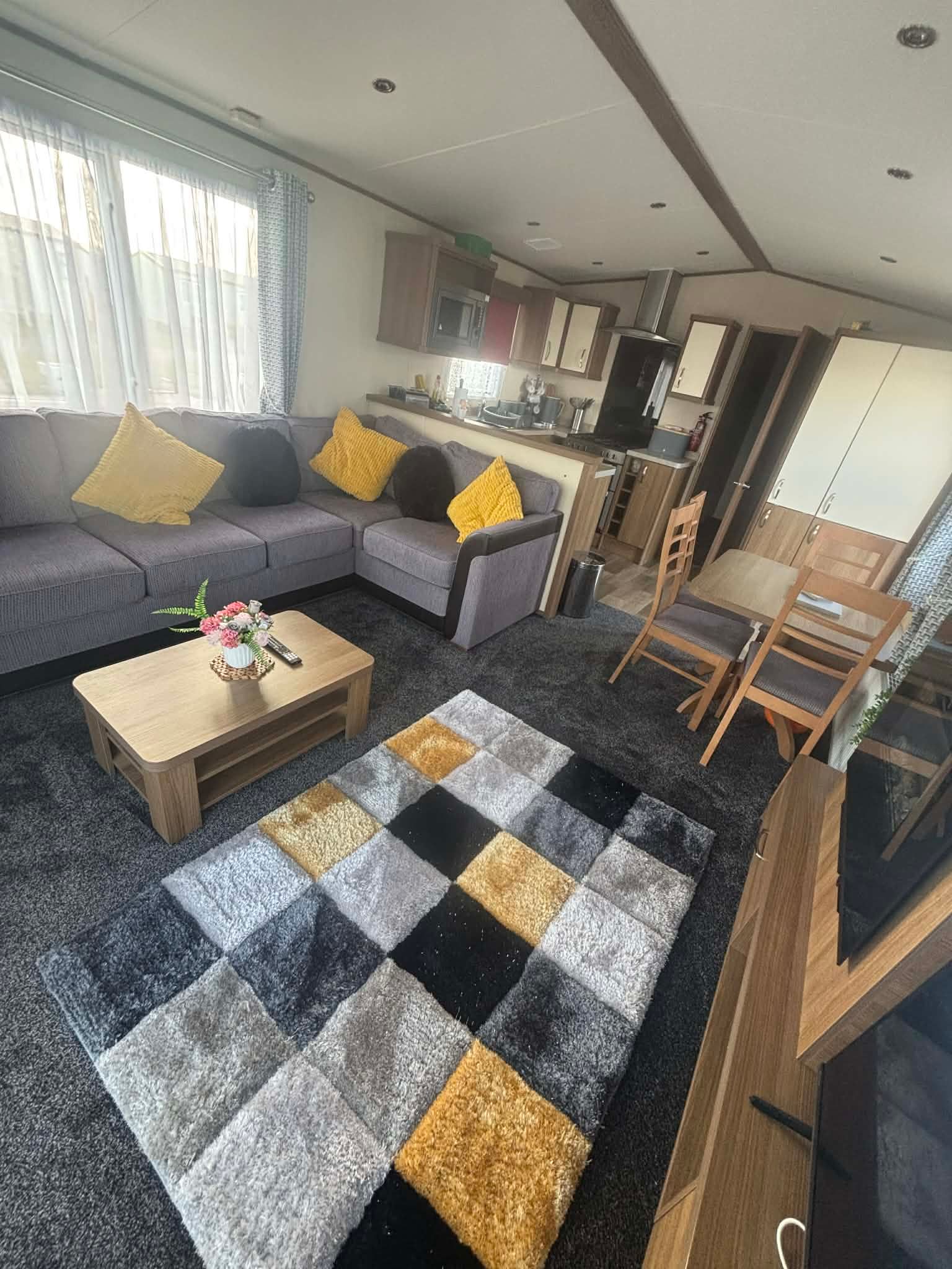 Kingfisher 1023 living and dining room
