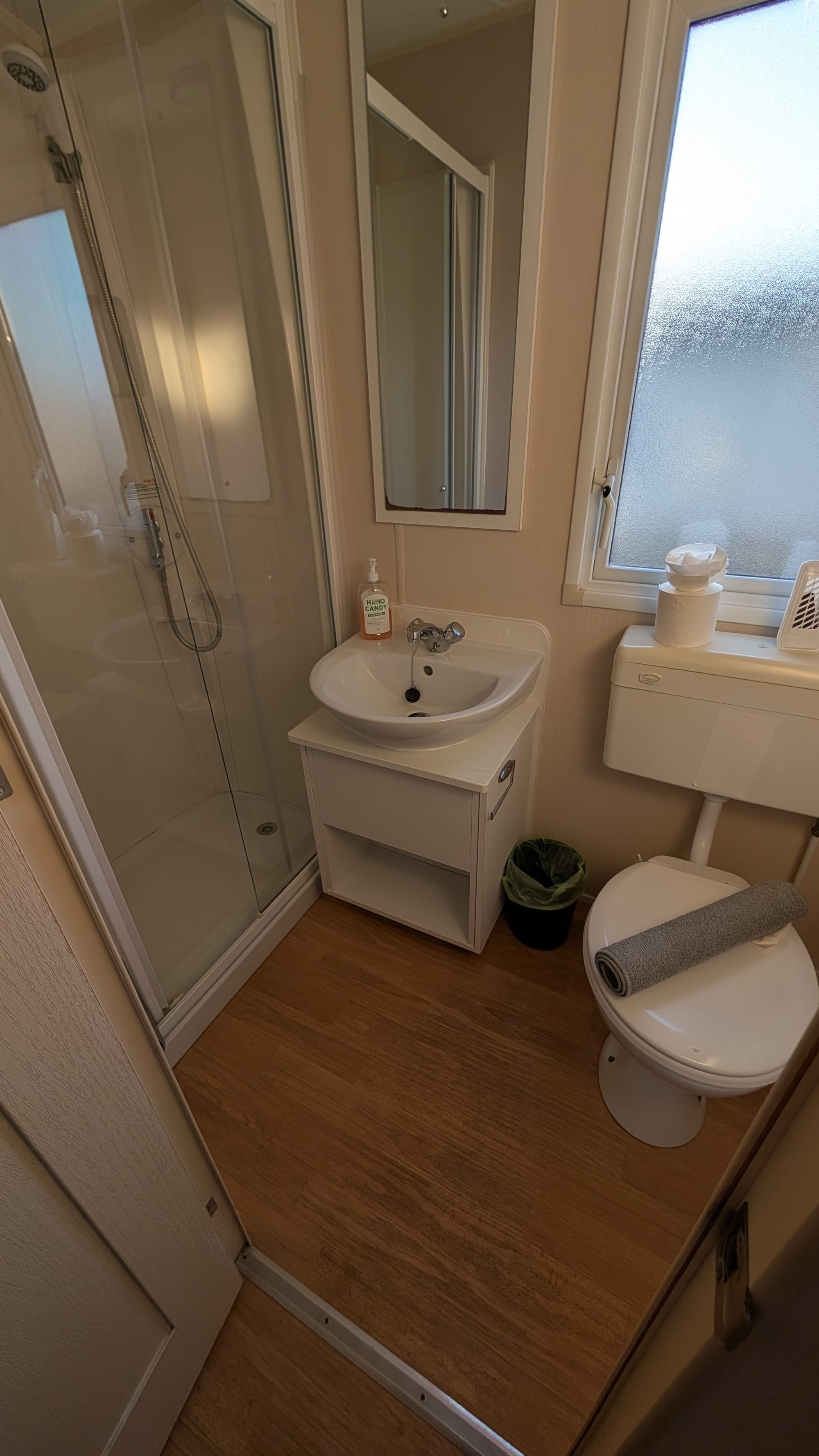 Kingfisher 548 toilet and shower room