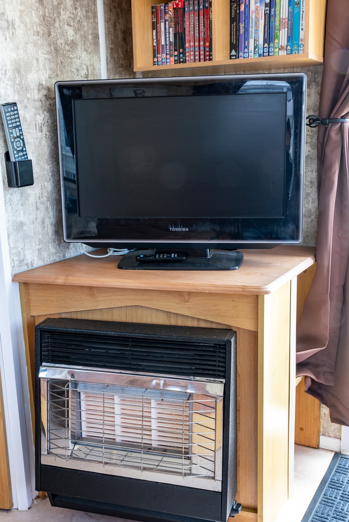 Prom 825 living room TV