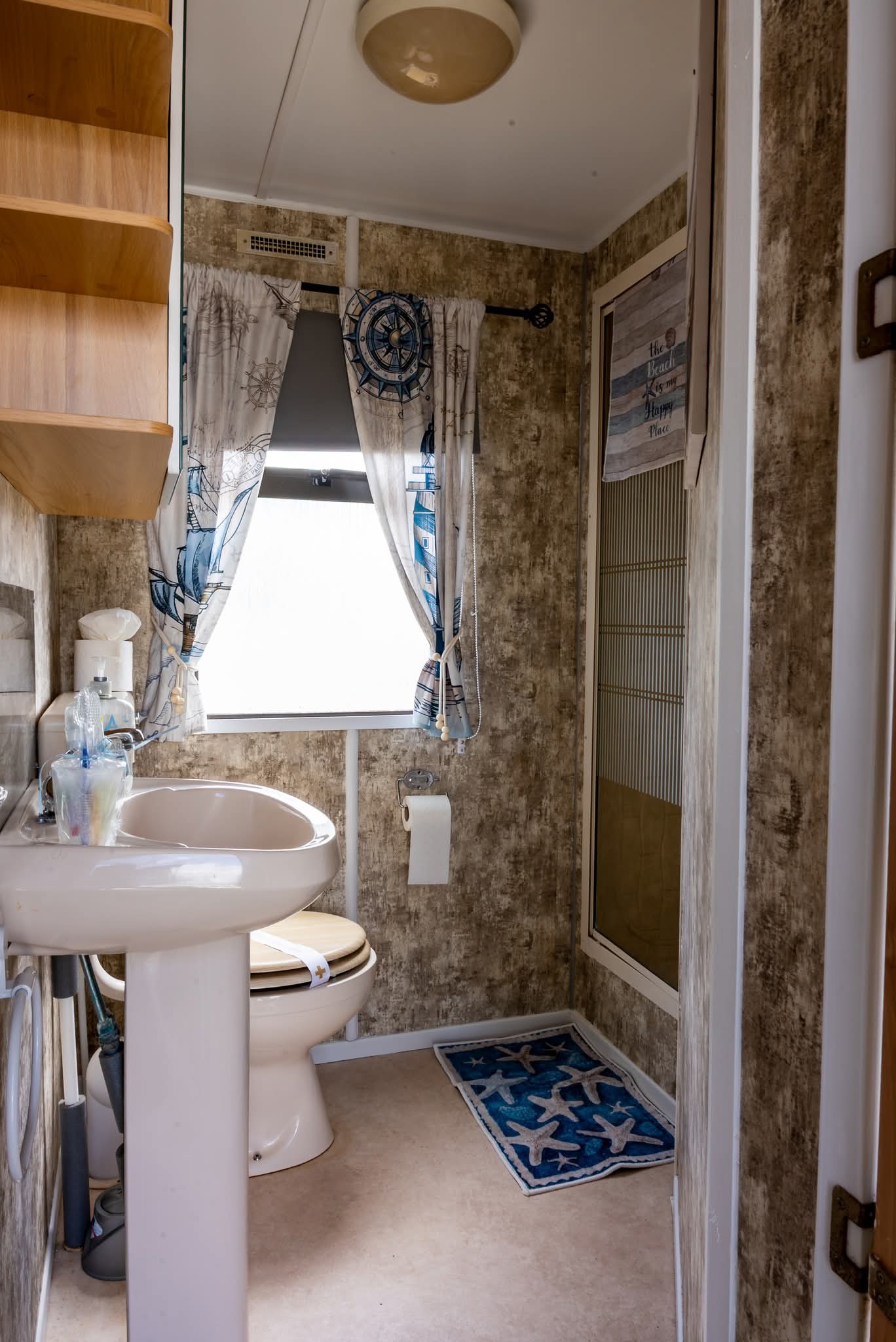 Prom 825 toilet and shower room