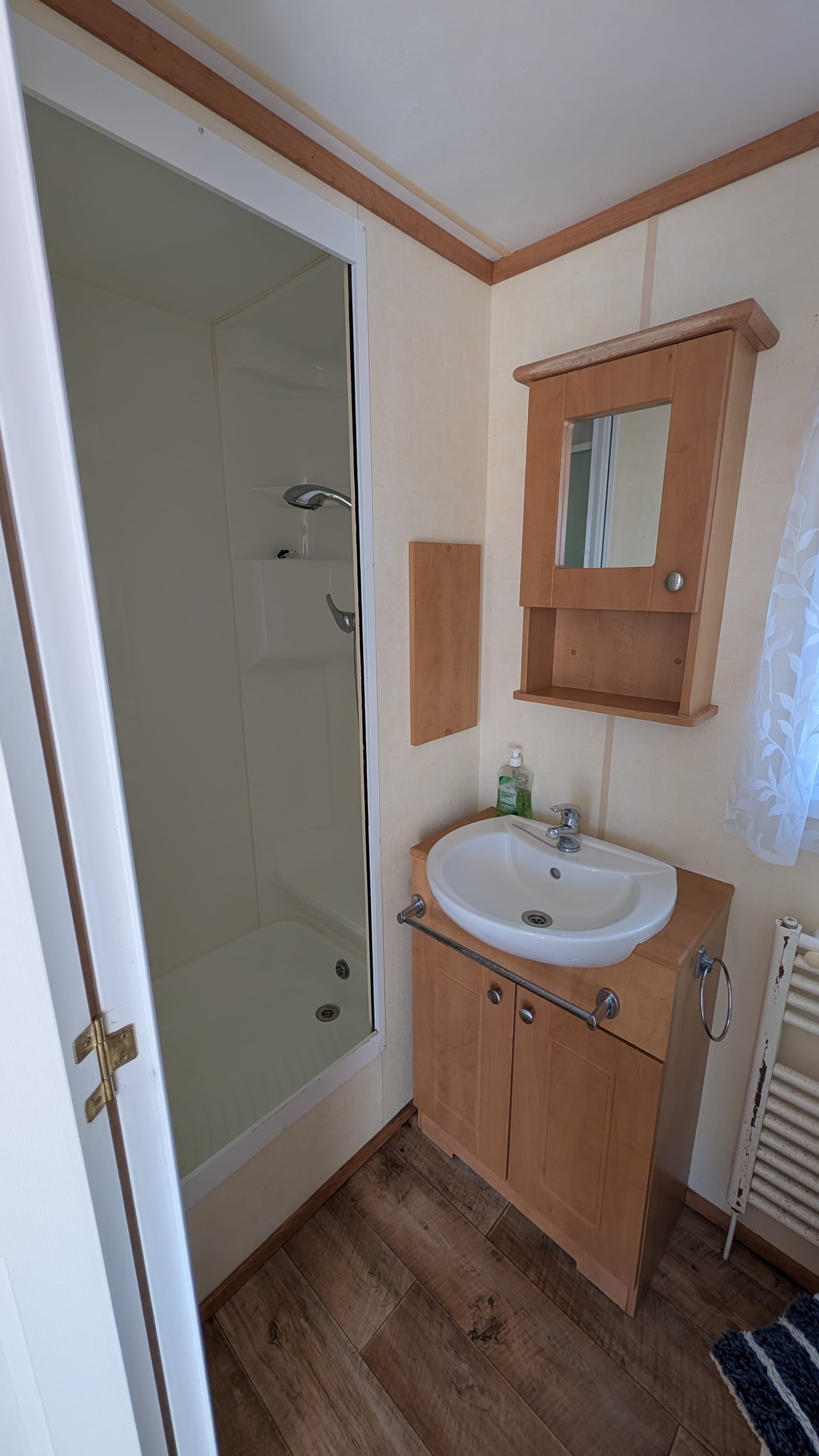 Seaview 87 shower