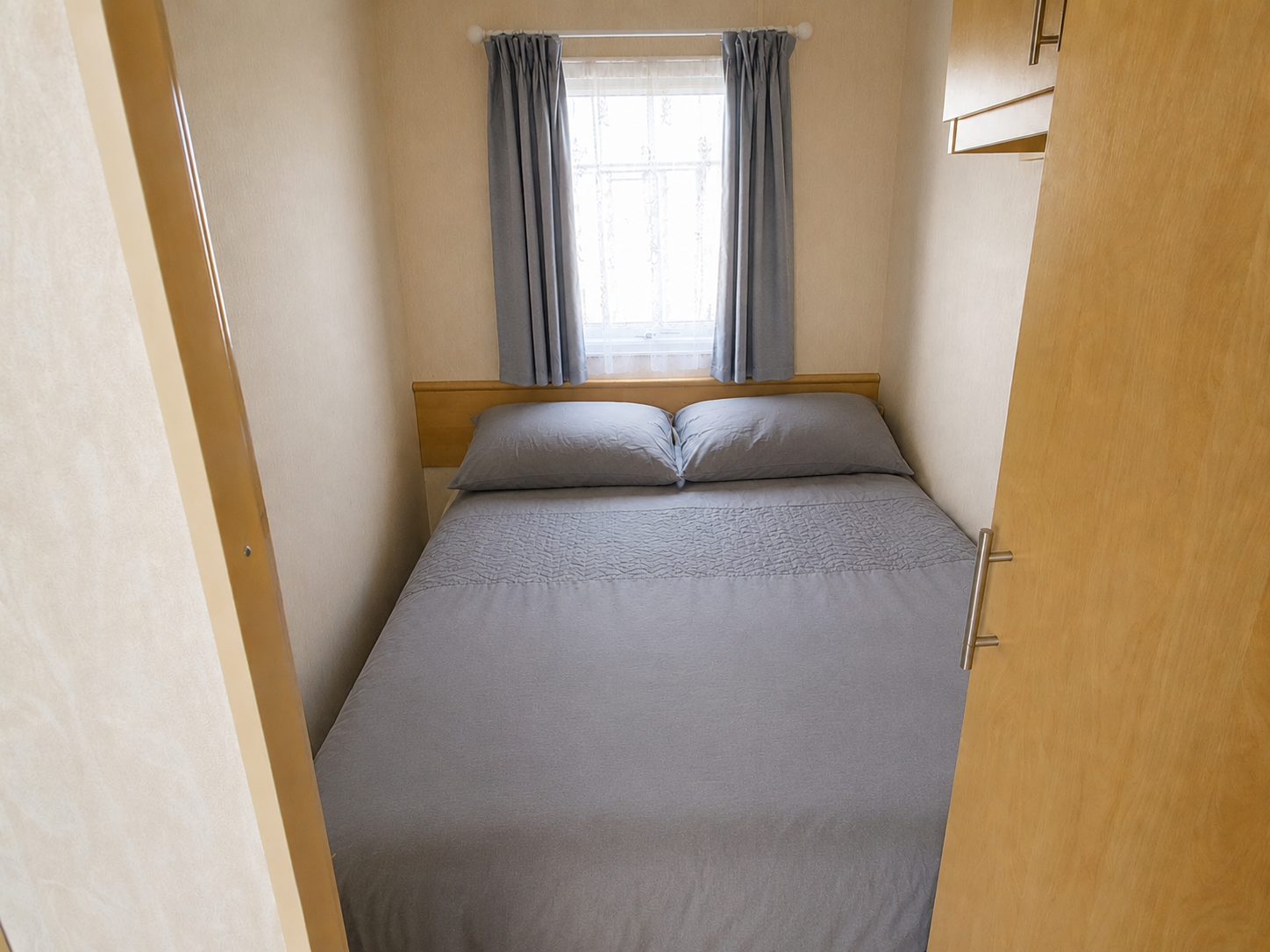 Prom 737 twin room (example of beds pushed together to make a double)