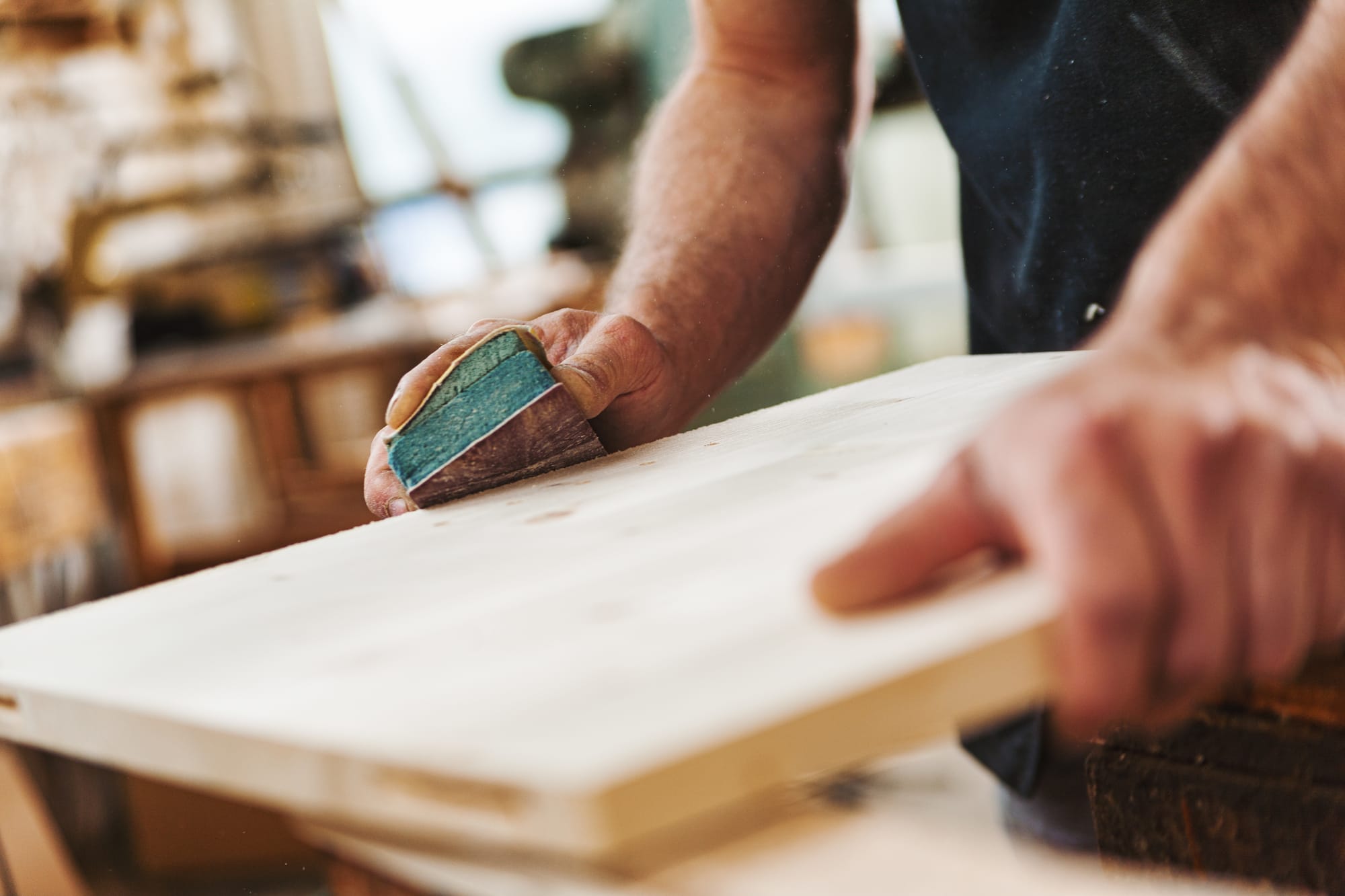 Cum să folosești fronturile din lemn masiv pentru a crea mobilă unicat, handmade