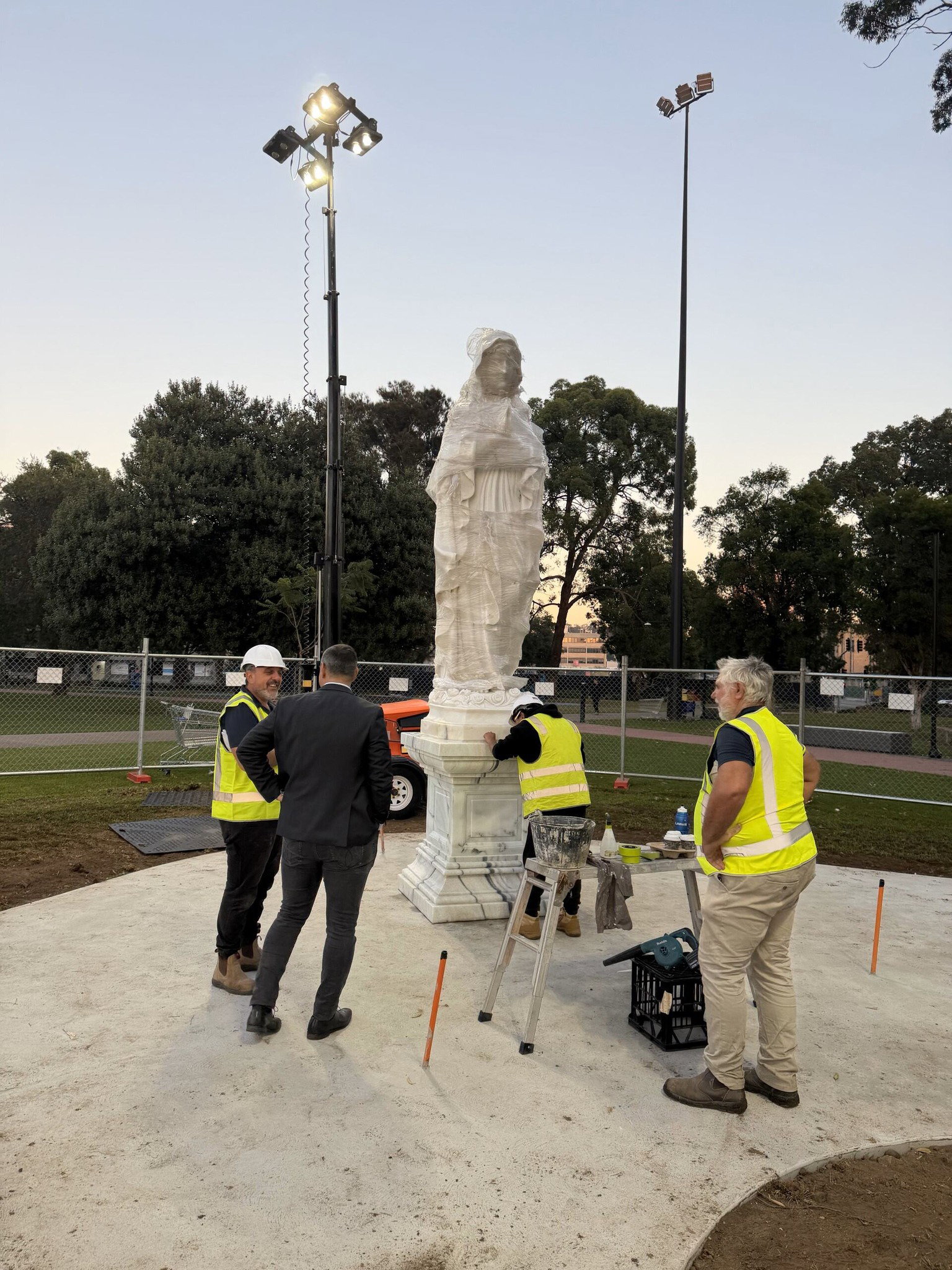 The Mayor of Liverpool Council congratulating the team from European Monuments on delivering this project.