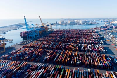 Jak wybrać najlepszą firmę transportową do przewozu kontenerów morskich