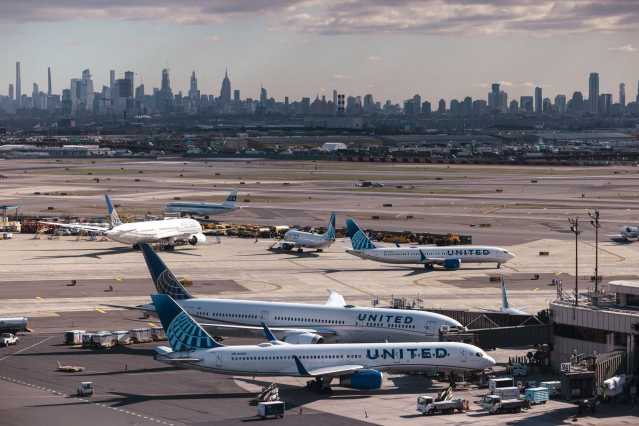 L'interruzione della tecnologia del traffico aereo mette a terra i voli di Newark..