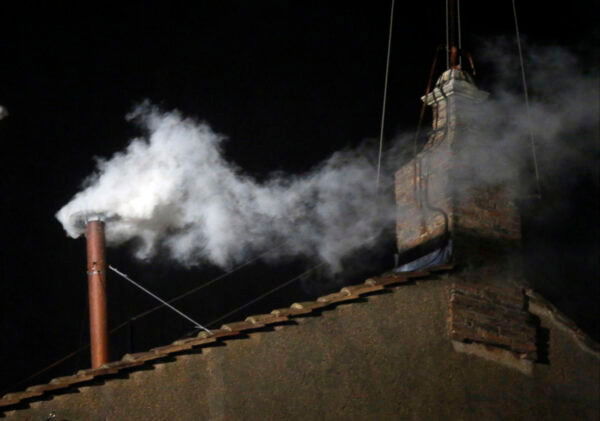 Conclave 2025, fumata bianca, nera e gialla: significato e storia