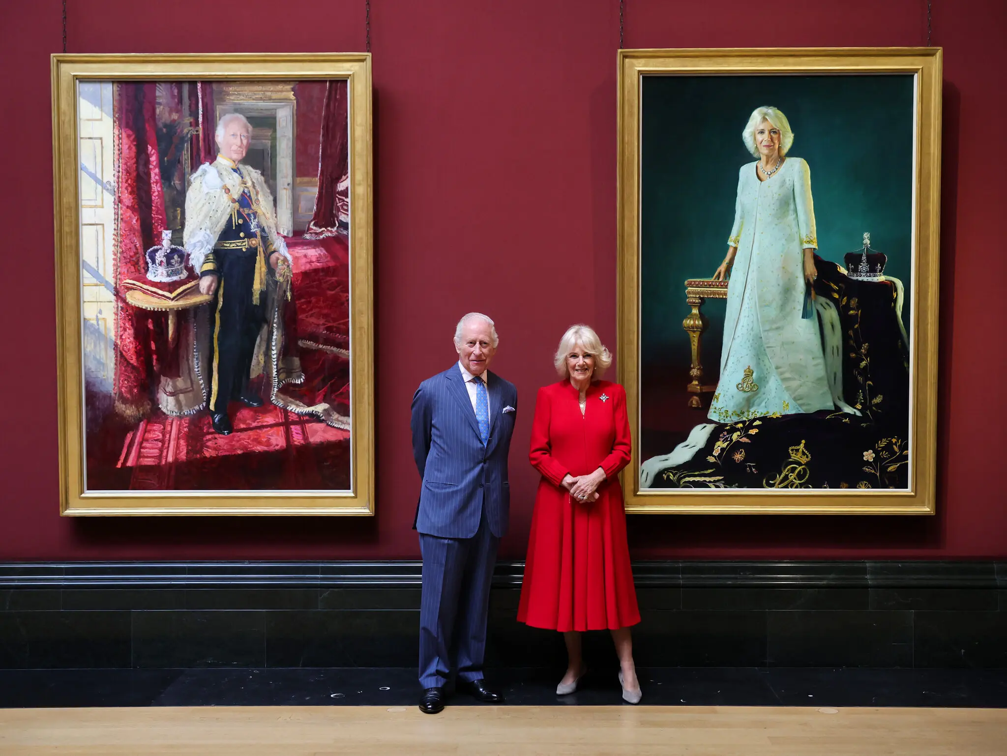 Re Carlo III e la regina Camilla svelano i loro ritratti di..