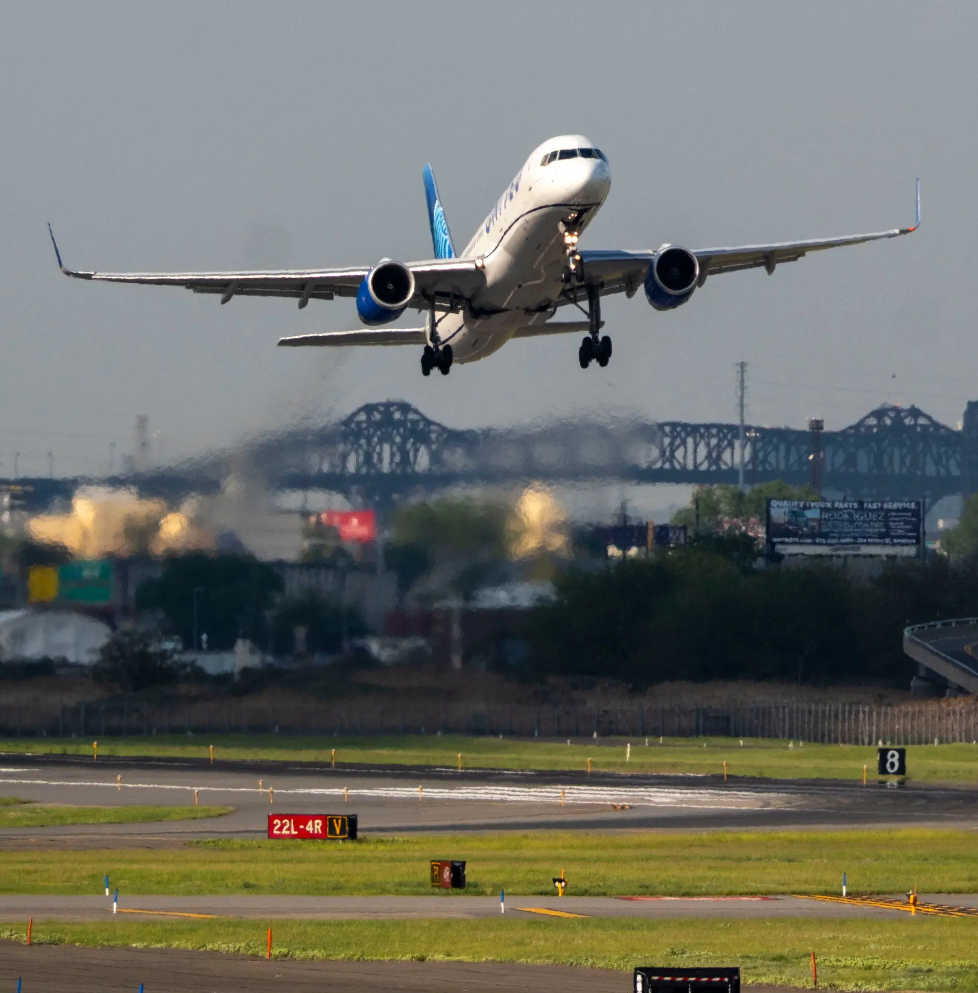 Ritardi di 5 ore e voli deviati: cosa succede all’aeroporto di Newark?