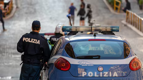Agguato a colpi di pistola in strada a Milano