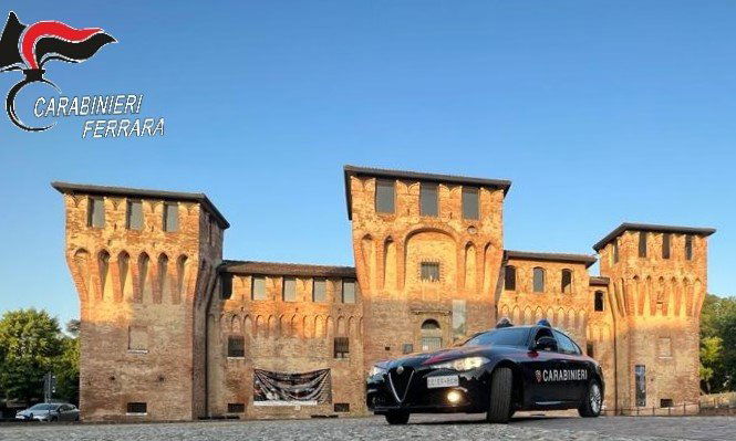 Cento: trovato con quasi mezzo chilo di hashish in casa