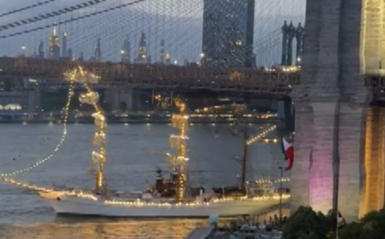 Nave marina messicana si schianta contro il ponte di Brooklyn NY.