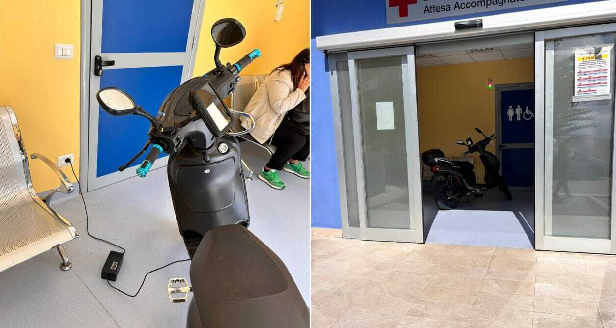 Entra col motorino elettrico in pronto soccorso e lo mette sotto carica.