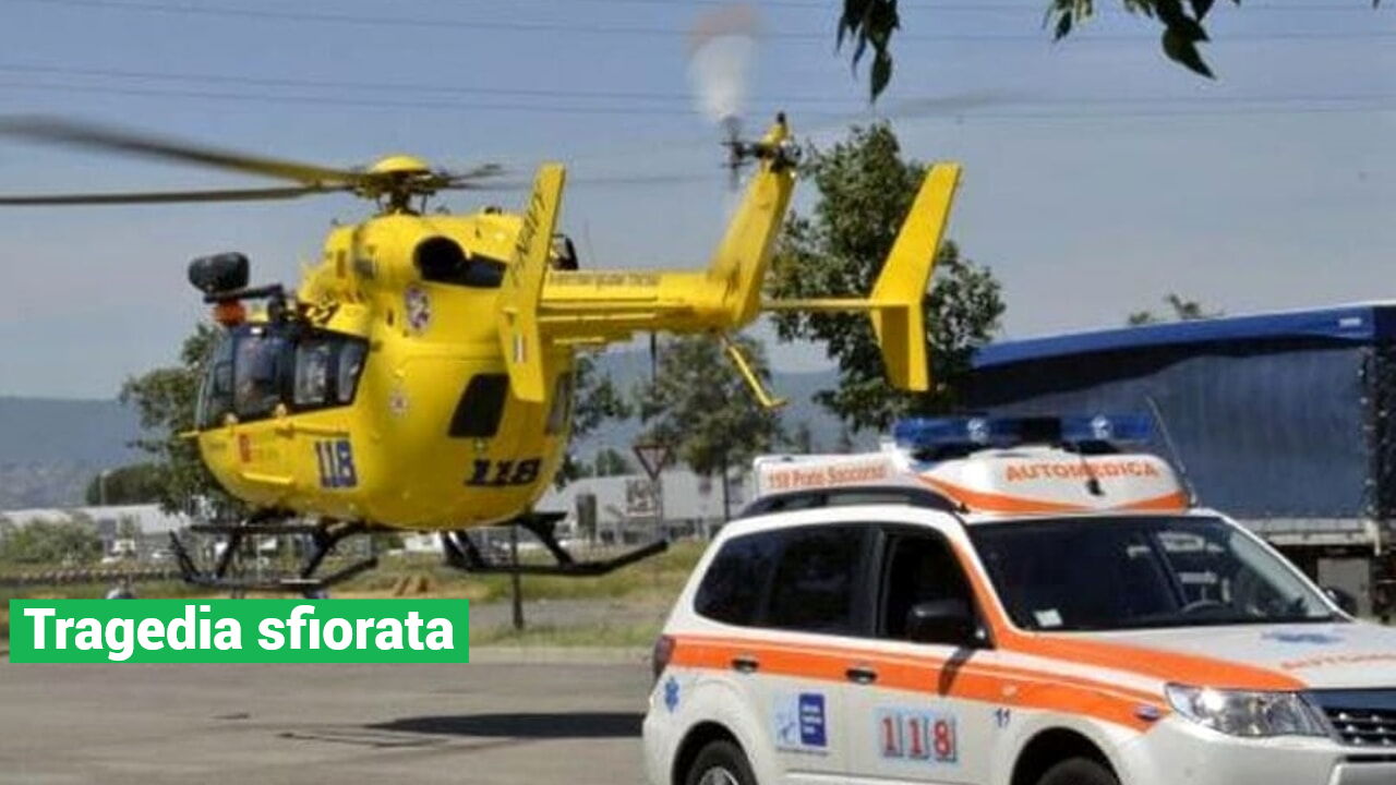 Col motorino contro un furgone, giovane ferito: sul posto anche l'elicottero