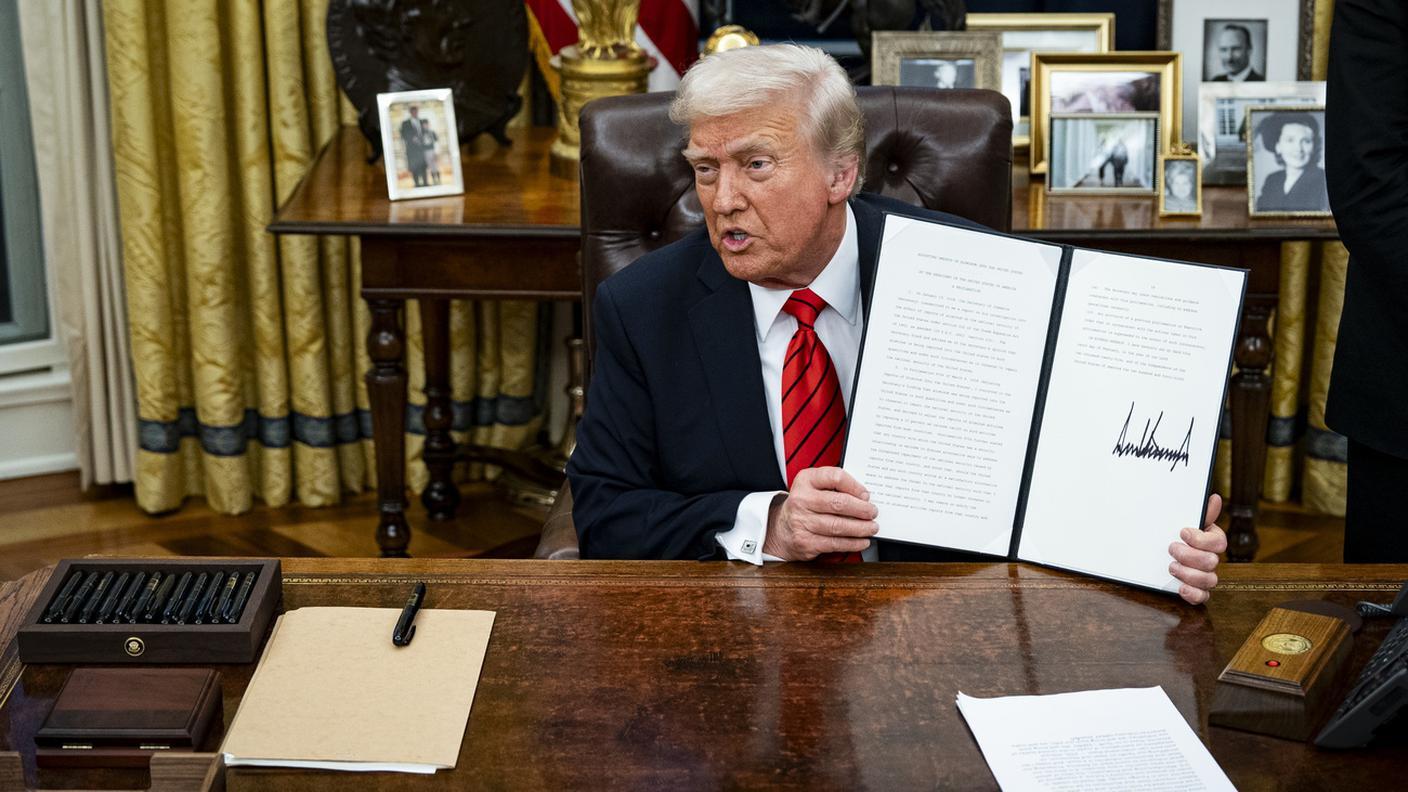 Trump, ha firmato un ordine esecutivo che aumenta i dazi..
