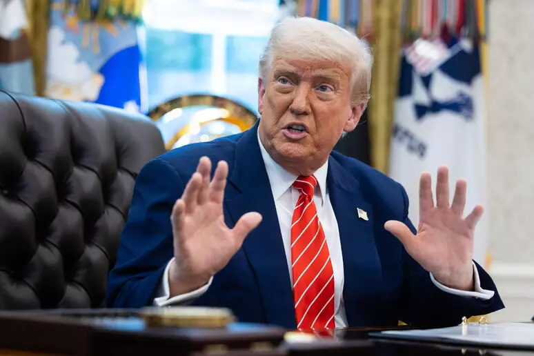 Trump ha firmato  esecutivo che impone un divieto di ingresso per i cittadini provenienti da 12 Paesi: