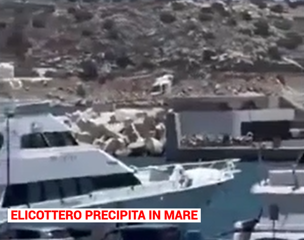 Elicottero precipita in mare a Vouliagmeni: paura tra i turisti,salvi.