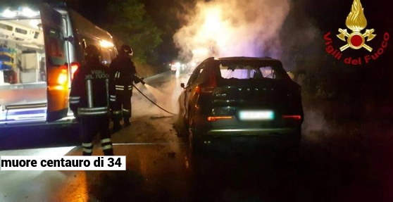 Schianto nel tratto maledetto, poi la moto prende fuoco: muore centauro di 34 anni