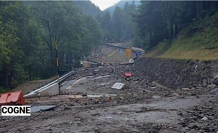 Maltempo, bomba d'acqua e frana sulla strada regionale per Cogne