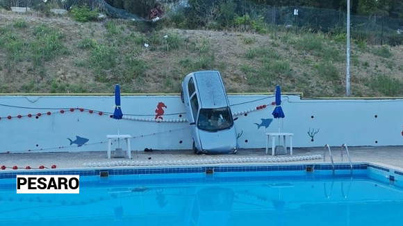 Auto sfonda la recinzione al Ledimar e finisce a bordo piscina tra gli ombrelloni