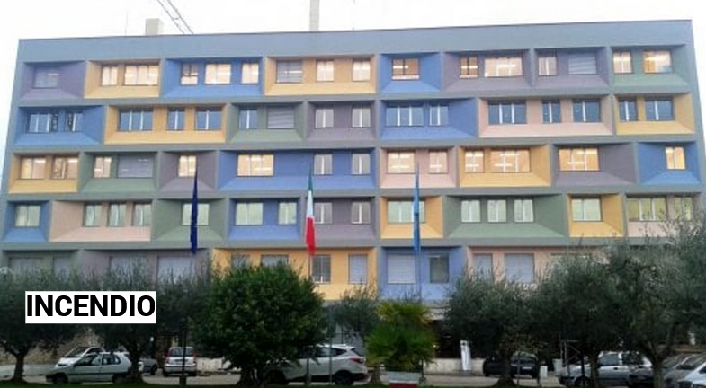 Incendio al Comune, evacuato l’edificio, paura tra i dipendenti e indagini in corso