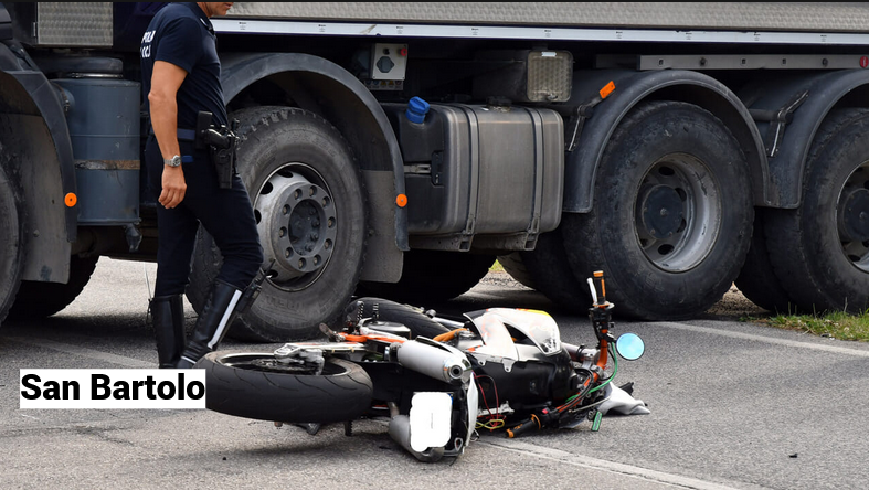 Tremendo scontro tra moto e camion: 22enne in gravi condizioni al Bufalini