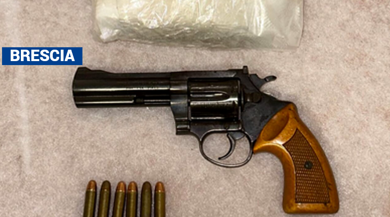 Auto sospetta nel parcheggio a bordo cocaina e una pistola carica