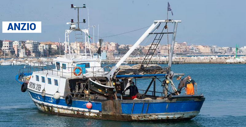 PESCHERECCIO SI RIBALTA, DISPERSO IL PADRE, SALVO IL FIGLIO