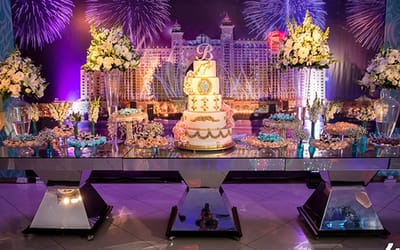 DUBAI - Mascotte giganti di balena vestite con costumi da astronauta