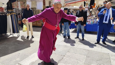 Il vescovo Anglicano si esibisce in piazza