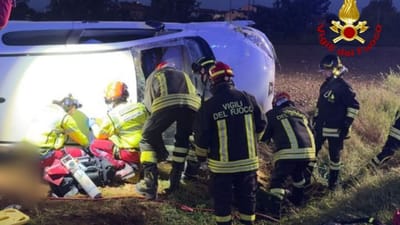 Esce di strada con l'auto e resta incastrato tra le lamiere.