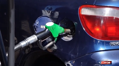 Accise, scatta il riallineamento: gasolio più caro, scende la benzina.
