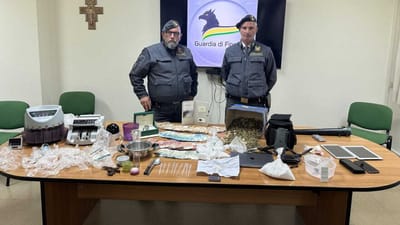 Un tesoretto della droga in casa tra pavimenti e tubazioni: 3 arresti