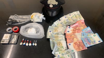 Perquisizione scovati 70 grammi di cocaina e contanti: nei guai un 26enne