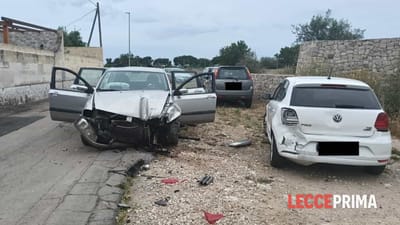 A spasso senza patente con droga fugge all’alt danneggia 3 auto e un palo.