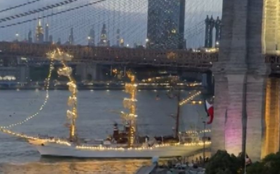 Nave marina messicana si schianta contro il ponte di Brooklyn NY.