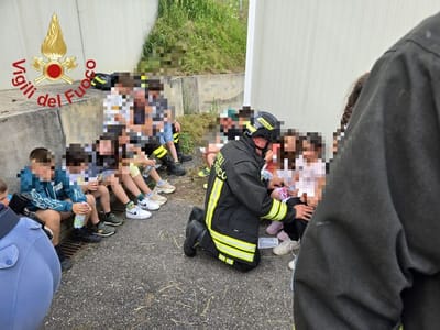 Incidente tra camion e scuolabus nel Comasco, un morto e feriti.