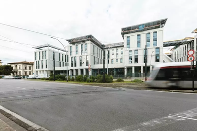 Incendio in un hotel a Firenze: evacuati 500 ospiti per un forno a microonde in fiamme.