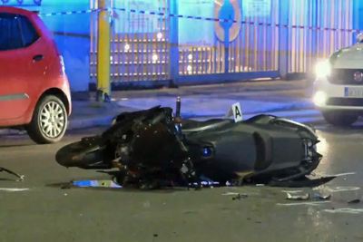 Cade in moto cercando di fuggire dalla polizia e muore.